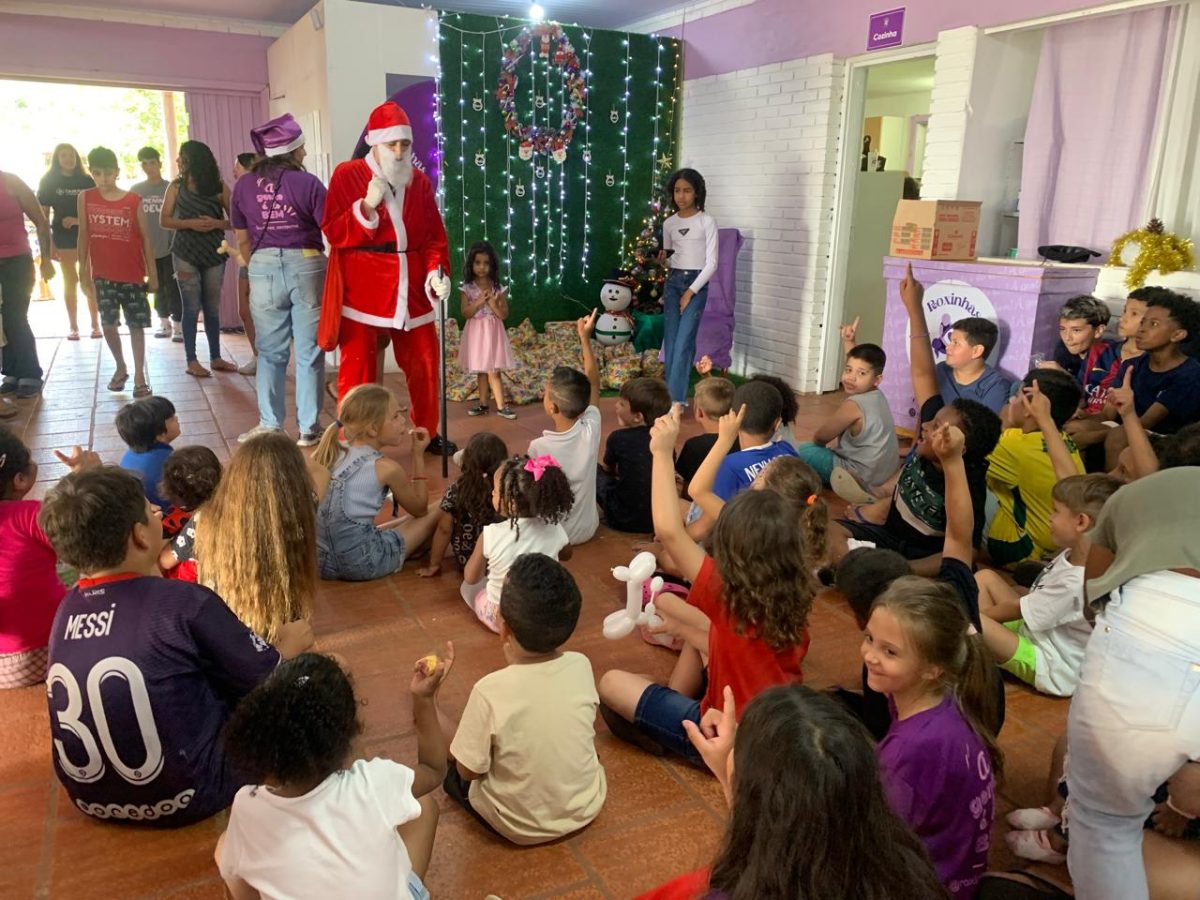 Roxinhas realizam festa de Natal solidária no Bairro Faxinal Menino Deus