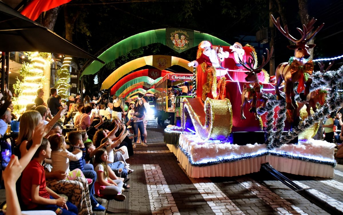 Magia do Natal toma conta de Santa Cruz do Sul com primeiro desfile da Christkindfest nesta quarta