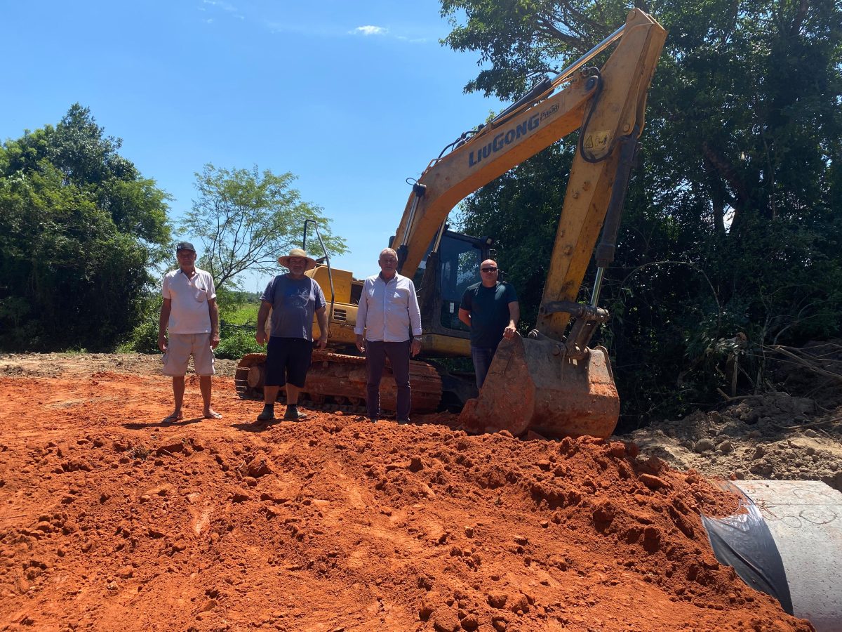 Prefeitura de Candelária constrói novo bueiro na localidade de Santa Fé