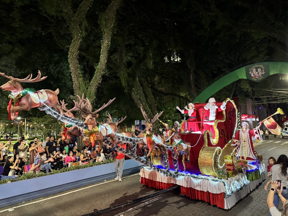 Desfile da Christkindfest leva mundo encantado do Natal a Rua Marechal Floriano