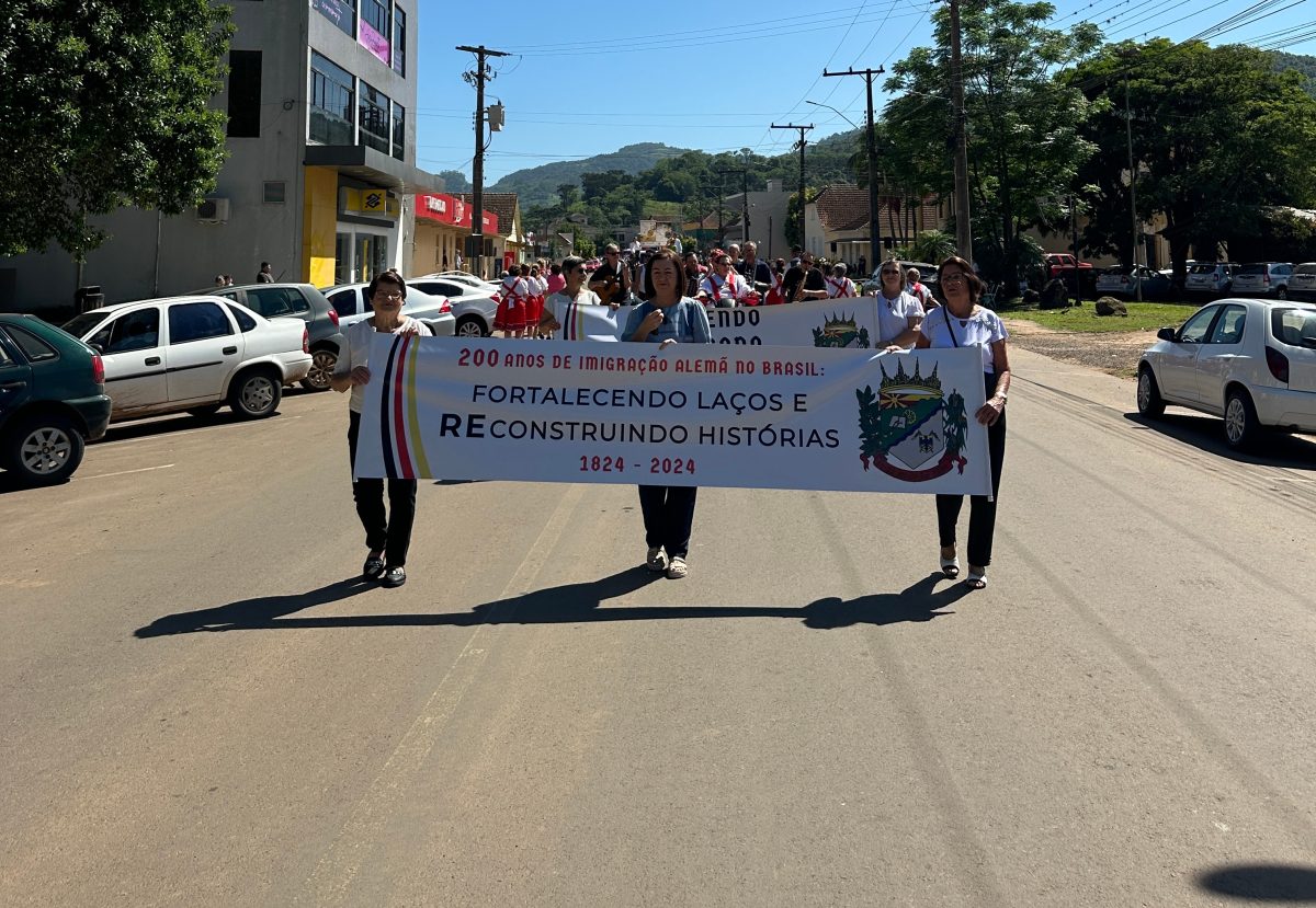 FOTOS: Desfile temático sobre imigração alemã mobiliza comunidade de Sinimbu