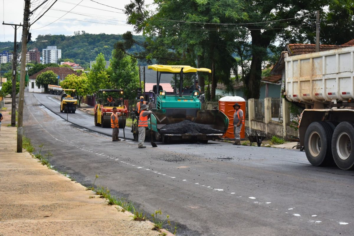 Secretaria de Obras inicia aplicação final de asfalto na Rua da Pedreira