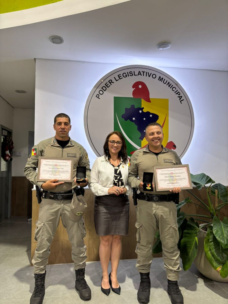 Policiais militares recebem reconhecimento por serviços prestados durante a enchente