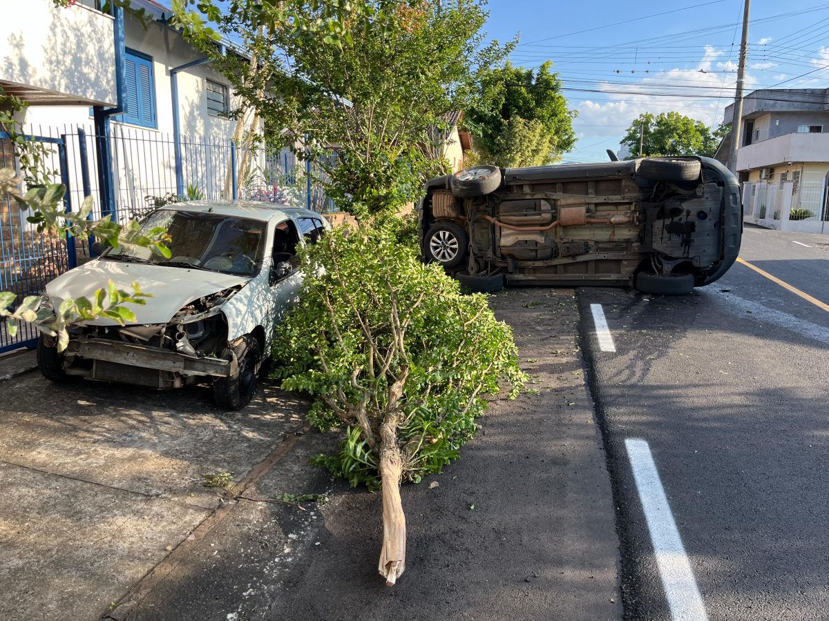 Carro tomba após colisão no Bairro Arroio Grande