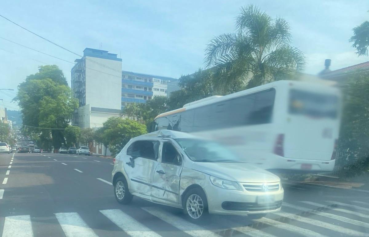 Colisão entre carro e ônibus é registrada em Santa Cruz