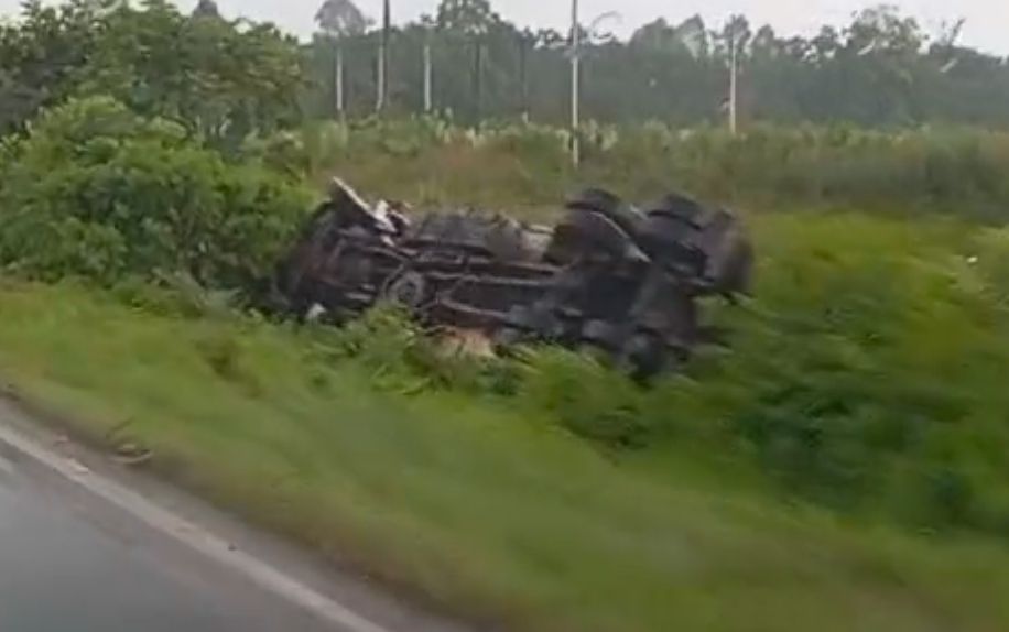 Caminhão sai da pista e tomba na RSC-287 em Venâncio Aires