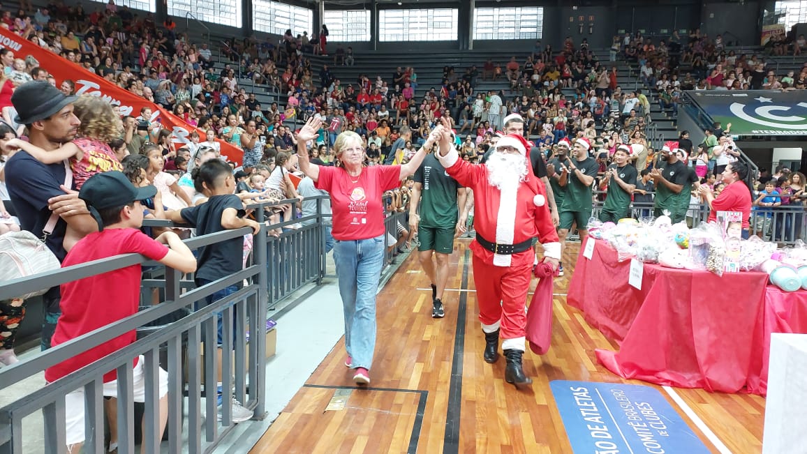 Natal Fraterno antecipa encontro com o Papai Noel em Santa Cruz