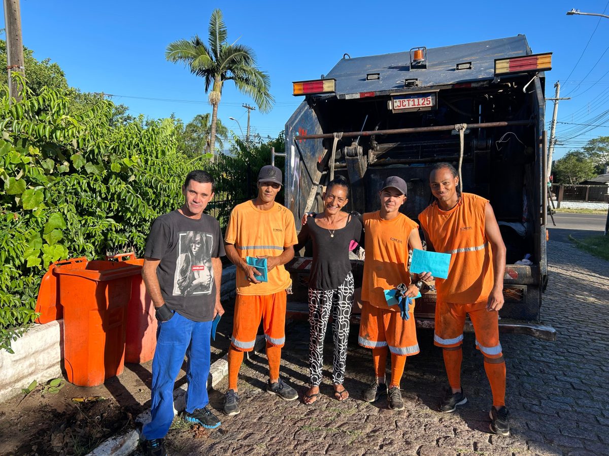 Ação beneficente presenteia garis e motorista no Bairro Bom Jesus