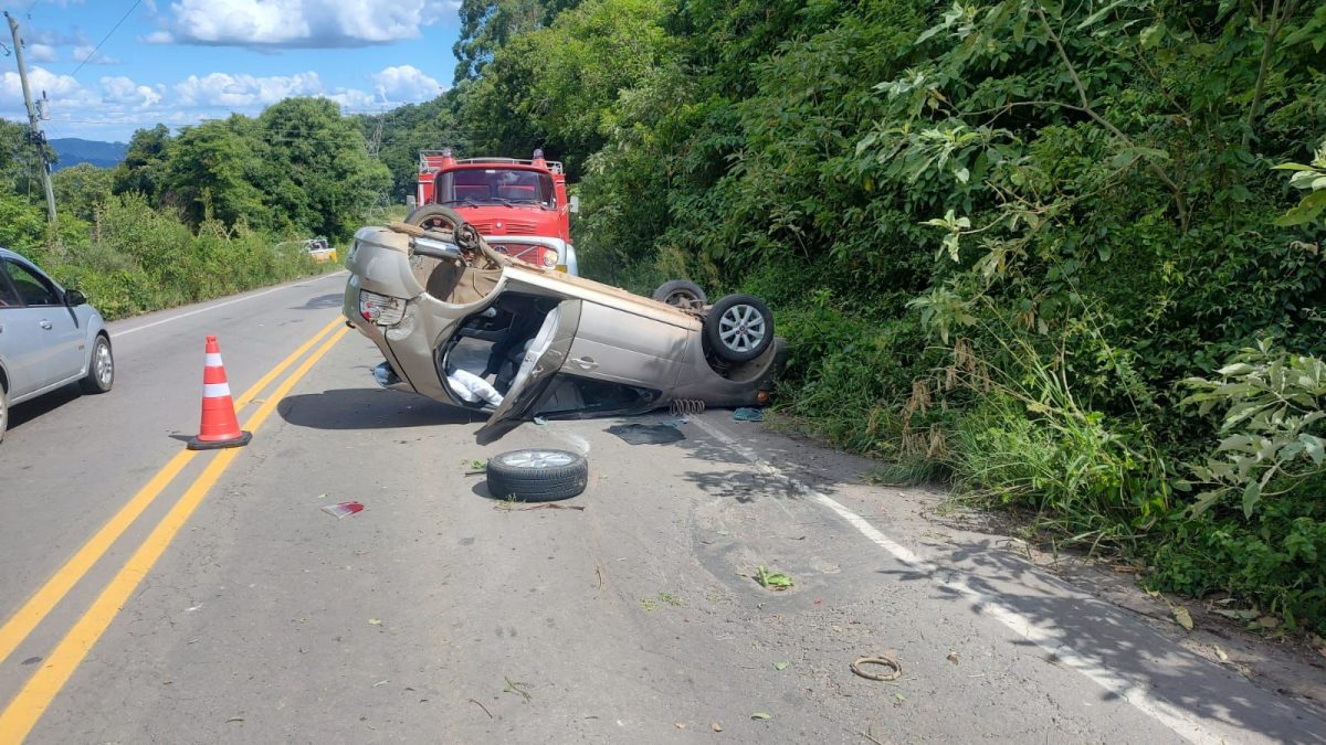 Carro capota na ERS-400 em Candelária