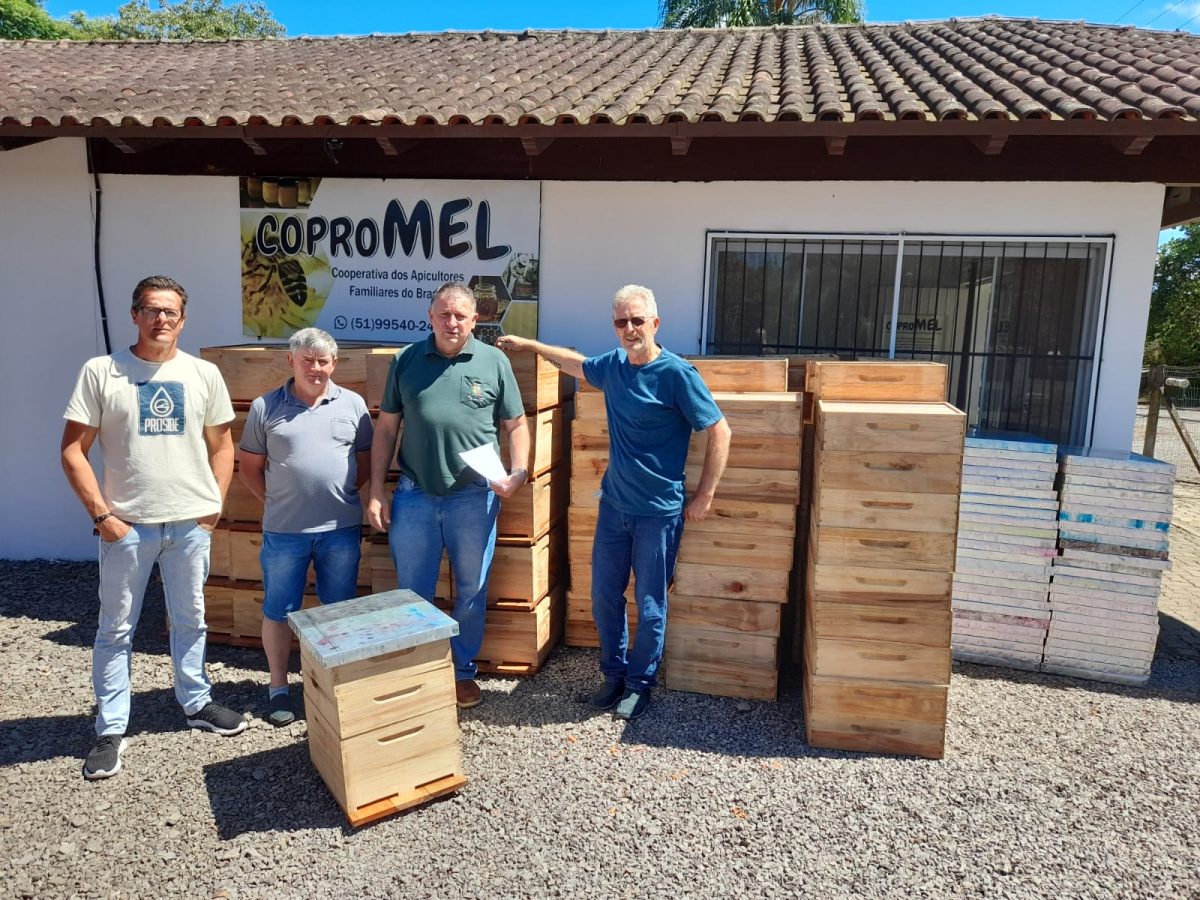 Associação Santacruzense de Apicultores recebe caixas para captura de enxames de abelhas