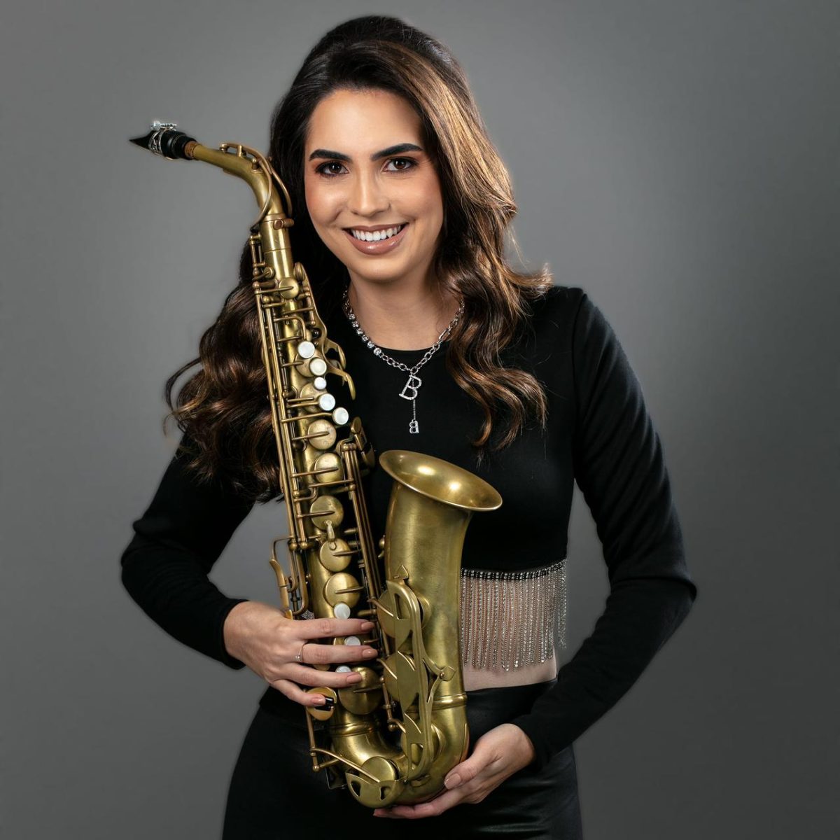 Beatriz Albers é sucesso ao combinar sax com música eletrônica