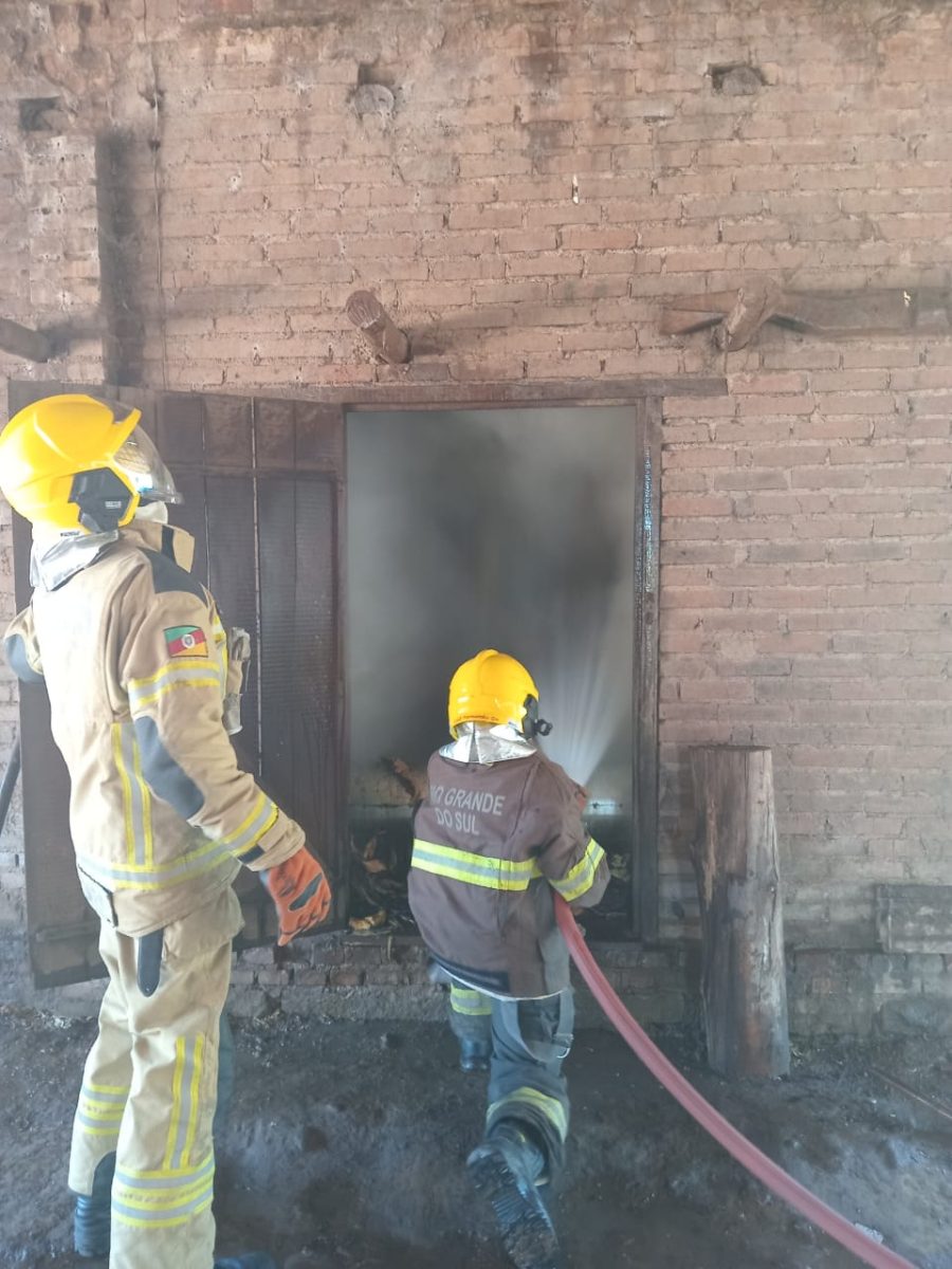 Fogo destrói 600 varas de tabaco em estufa