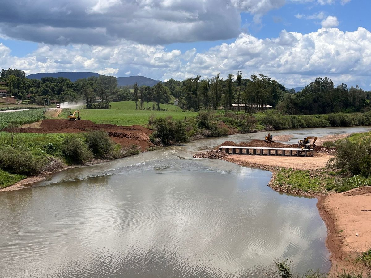 EGR executa a colocação de aduelas em obra da nova travessia sobre o Rio Forqueta