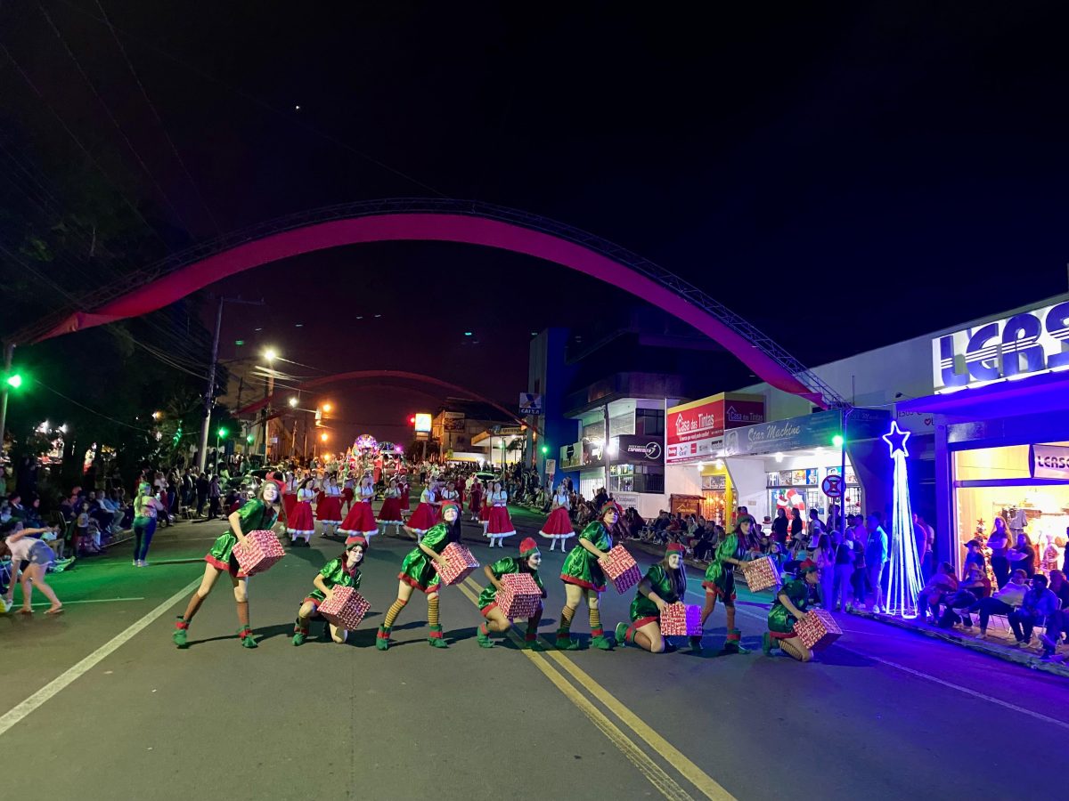 FOTOS: Desfile da FelizCidade leva clima natalino para comunidade vera-cruzense