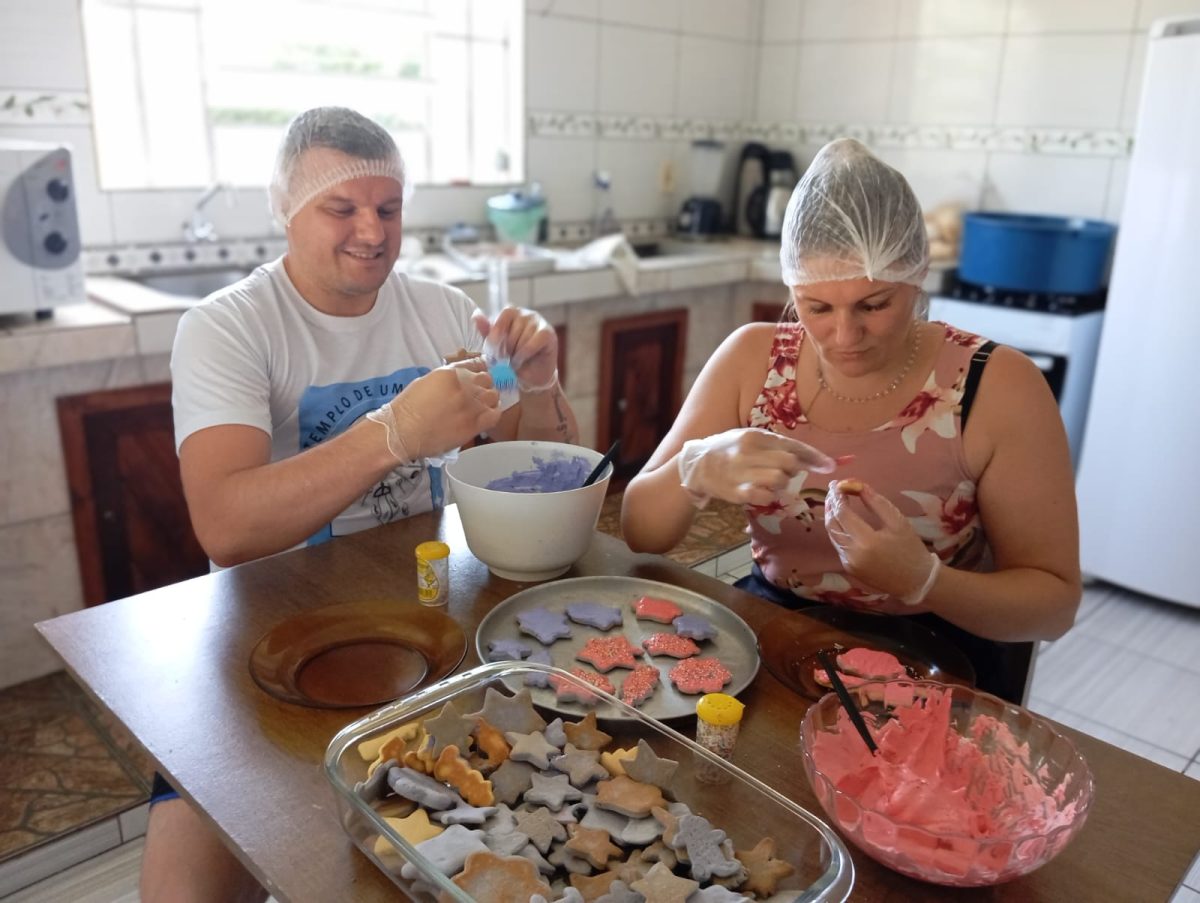 Templo de Umbanda Luz de Aruanda produz 3 mil bolachas para doação