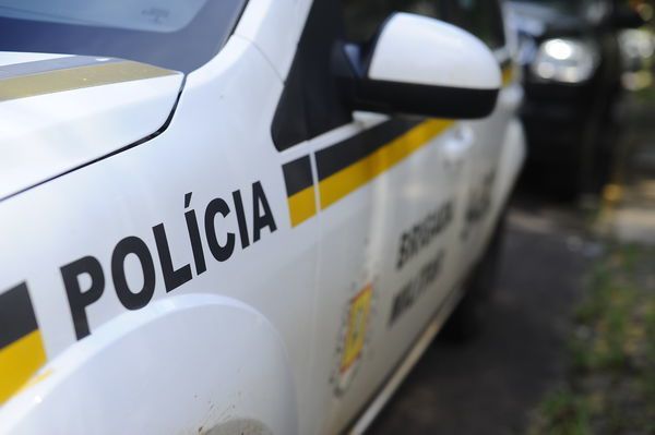 Homem tenta fugir, mas é detido pela Brigada Militar ao ficar preso em cerca em Candelária