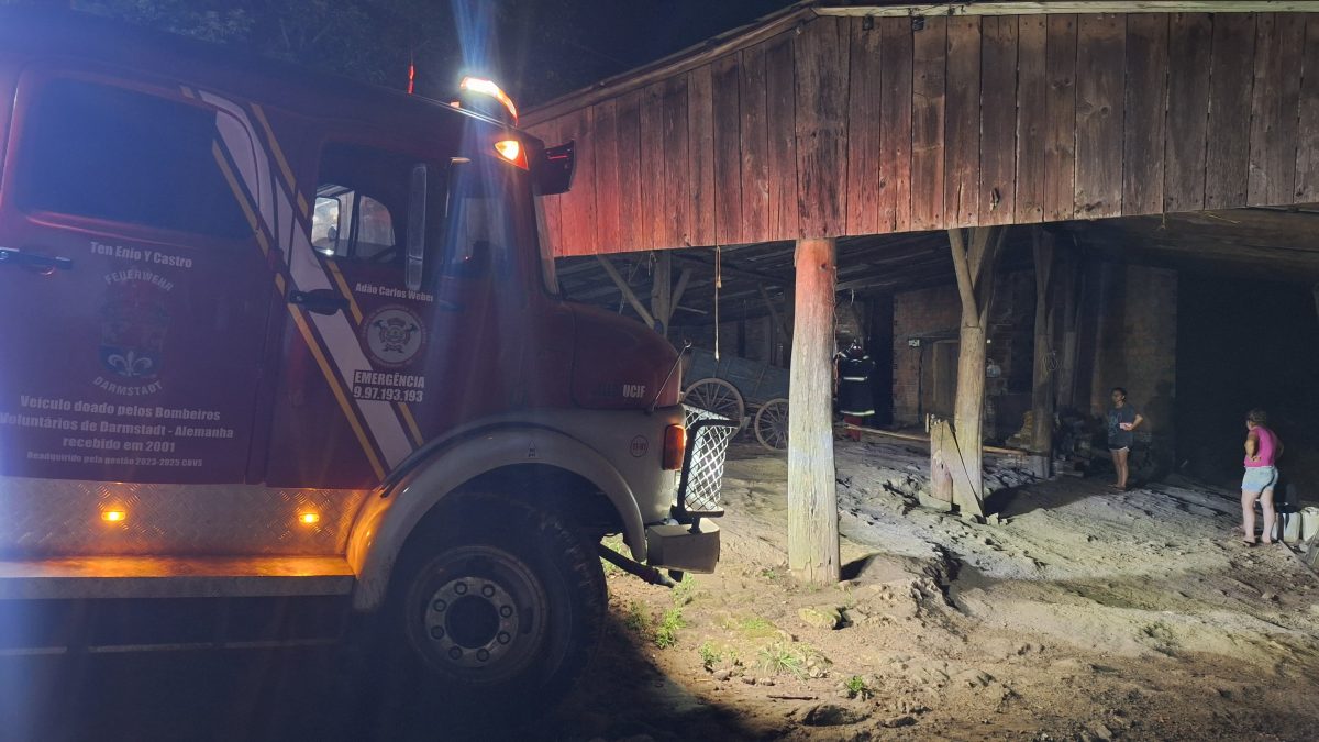 Incêndio em estufa de fumo é controlado por Bombeiros Voluntários em Ibarama