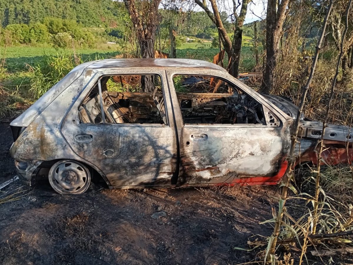 Corpo de Bombeiros combate incêndio provocado por fogos de artifício