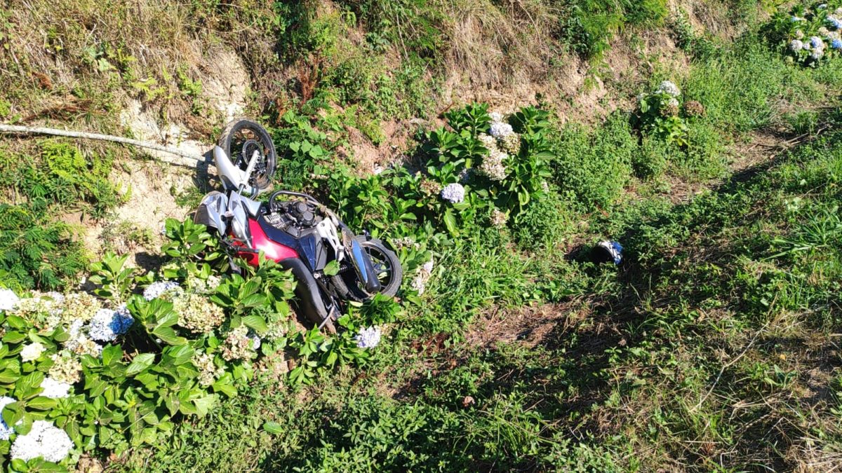 Motociclista fica feriado após cair em barranco na ERS-347, em Sobradinho 