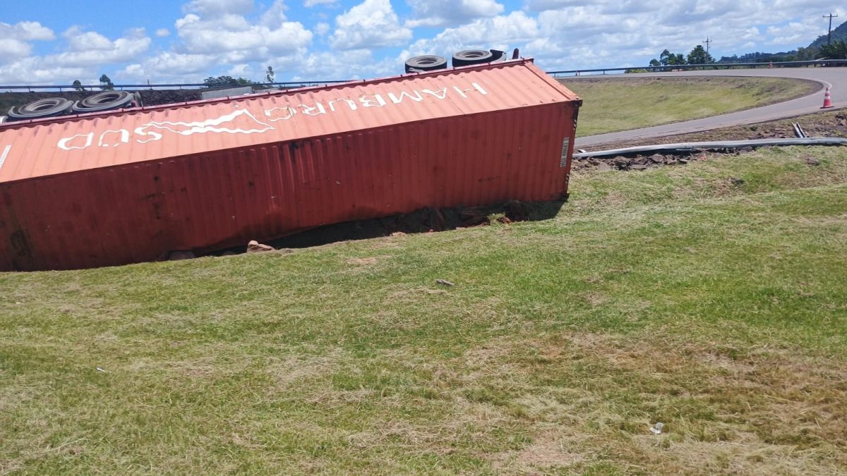 Tombamento de carreta é registrado no viaduto da RSC-153 em Vera Cruz