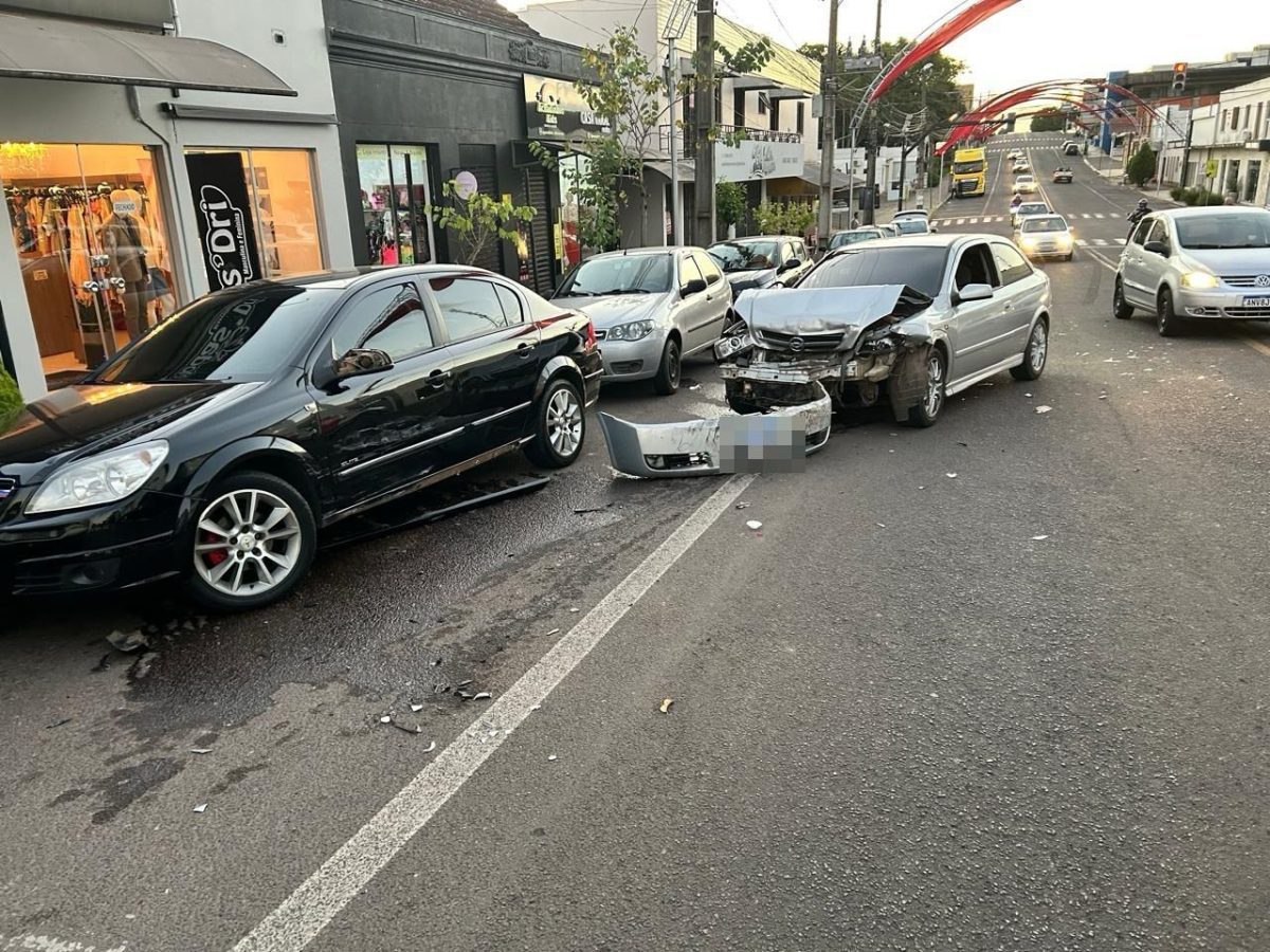 Três carros se envolvem em acidente na Rua Cláudio Manoel em Vera Cruz