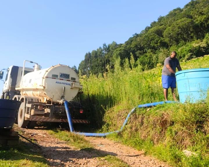 Patrulha agrícola realiza entrega de água potável para famílias de Venâncio Aires