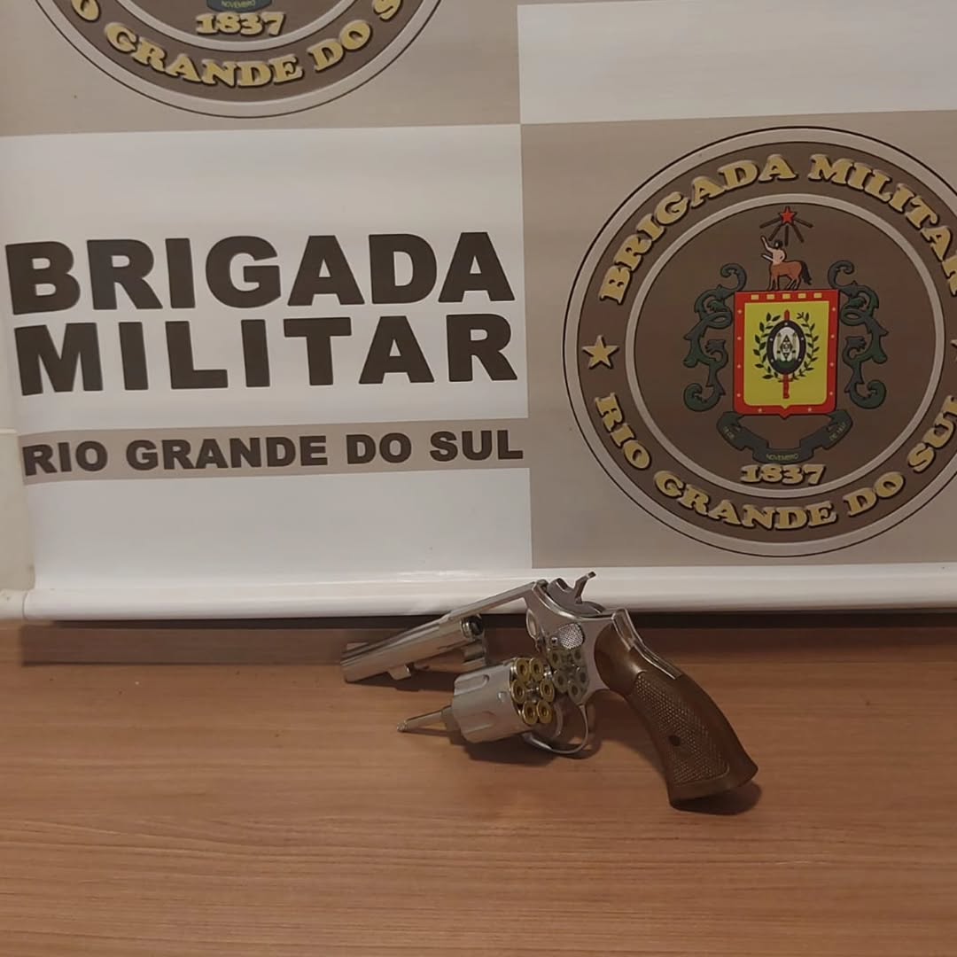 Motorista sem habilitação é flagrado com simulacro de arma de fogo em Santa Cruz