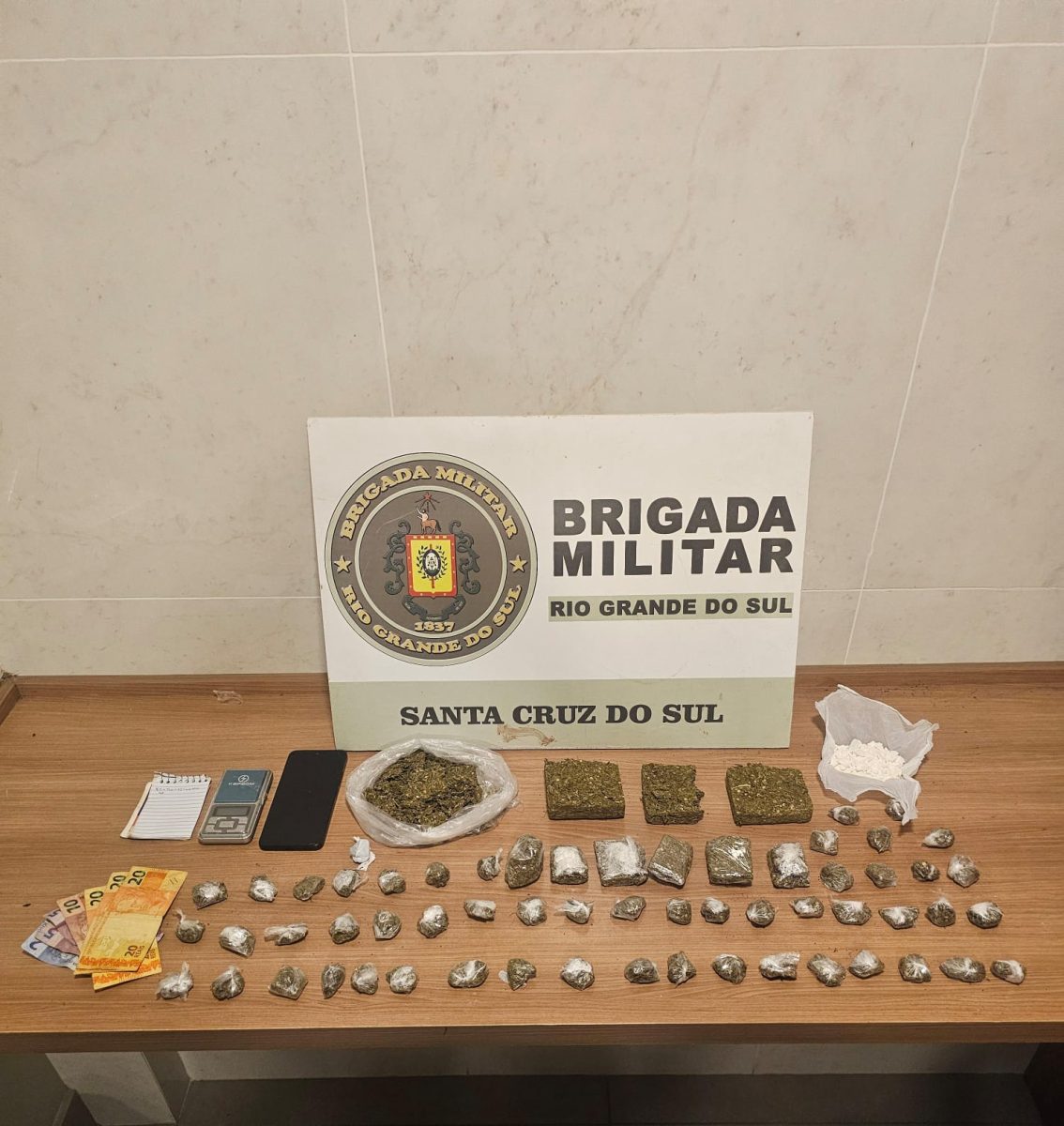 Dois homens são presos por tráfico de drogas em Santa Cruz