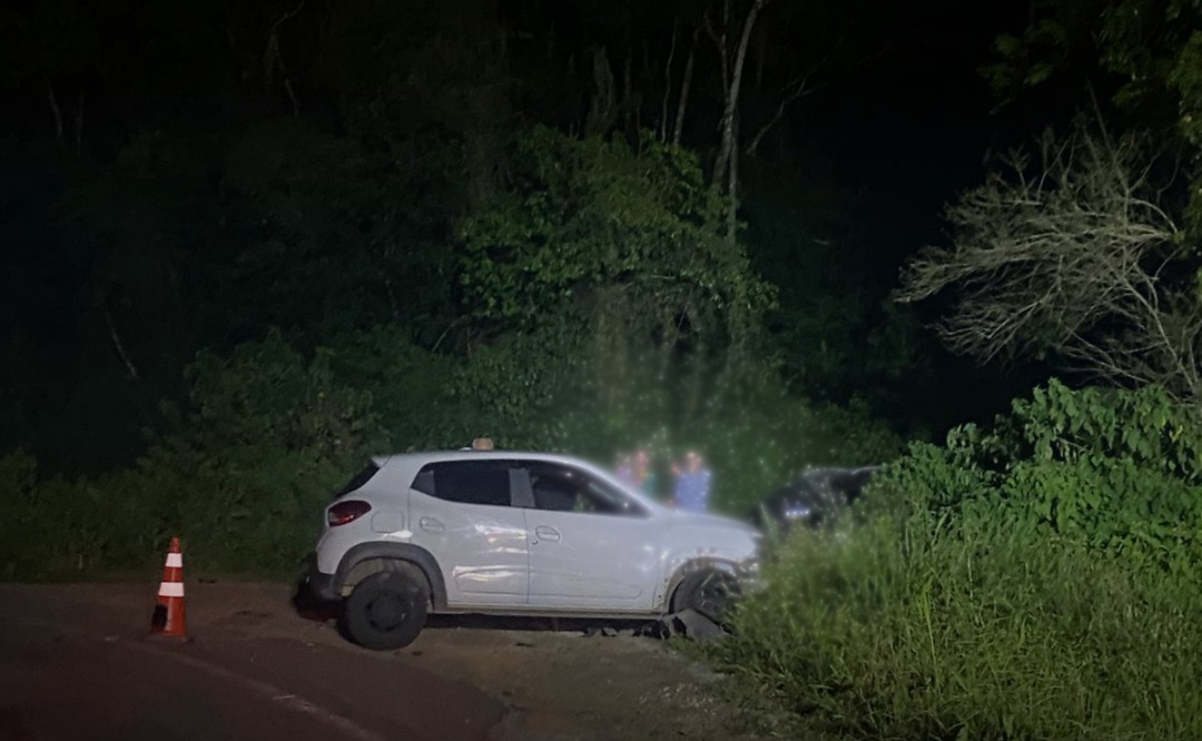 Dois veículos batem de frente na ERS-400, em Candelária