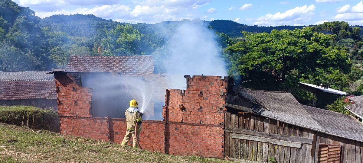 Estufa de fumo é totalmente destruída pelo fogo em Dona Josefa