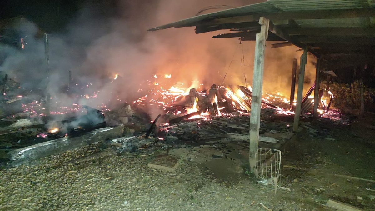 Bombeiros registram queima total de galpão no interior de Candelária