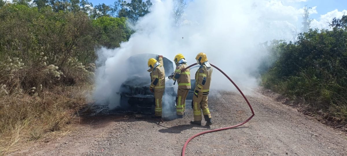 Carro incendeia na Reserva dos Kroth