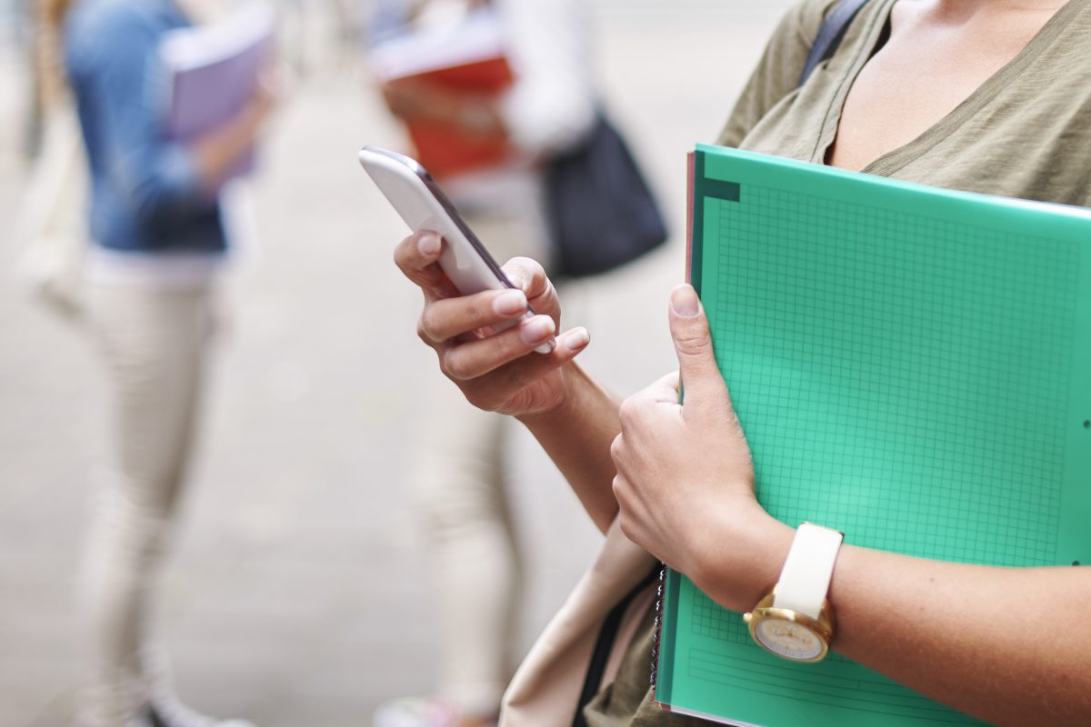 Apesar de polêmica, restrição do uso de celular já é realidade na maioria das escolas municipais