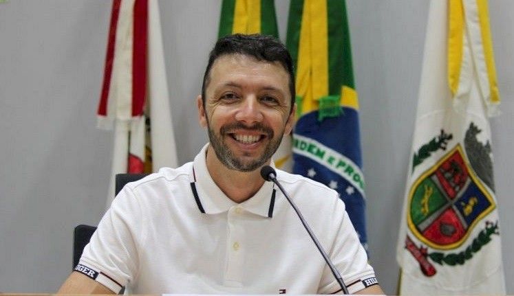 “Pode continuar esperando desse vereador a mesma posição de cobrança”, diz Edson Azeredo