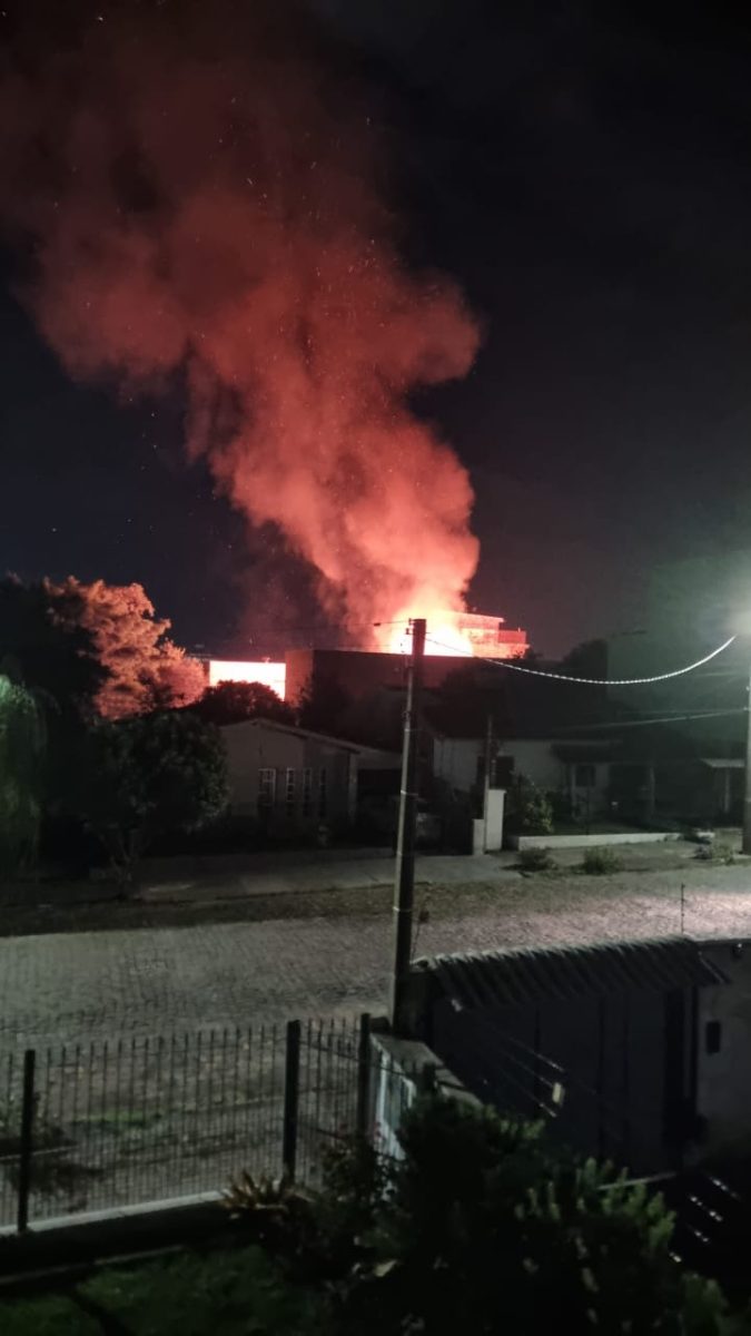 Incêndio destrói residência no Acesso Imperatriz Dona Leopoldina