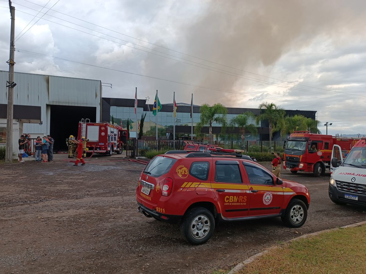 Bombeiros da região atuam no combate a incêndio em empresa de tabaco